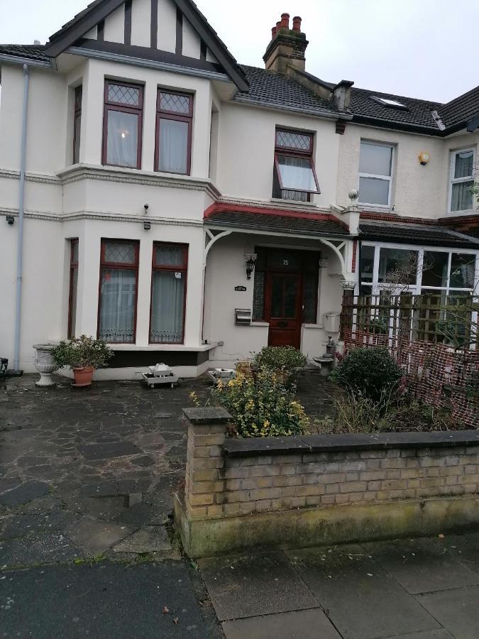 Double Room Available- London Seven Kings Seven Kings Train Station Ilford Exterior foto